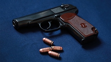 Мужчина из пистолета случайно выстрелил себе в грудь. Теперь заплатит штраф  