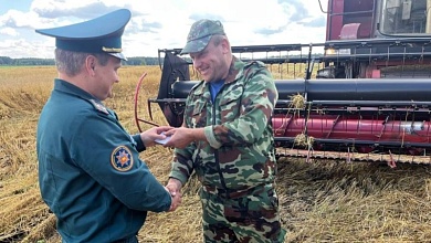 В период уборочной кампании к аграриям Лунинетчины присоединились спасатели