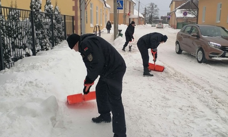 В Лунинце на уборку снега вышли и сотрудники Следственного комитета