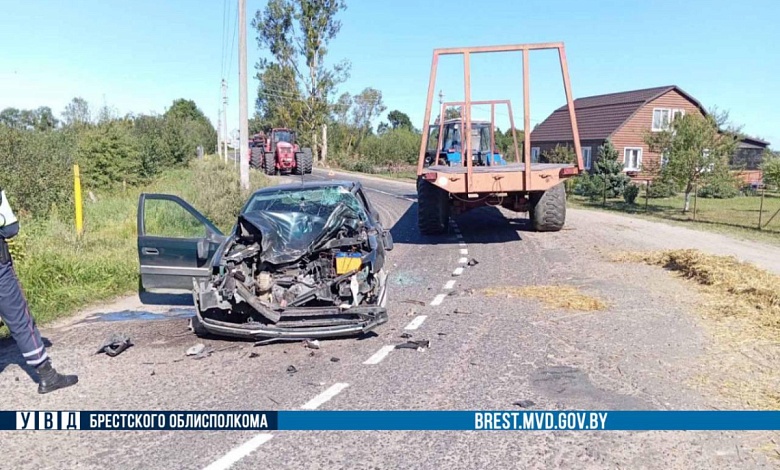 Пьяный водитель на «Citroen» влетел в полуприцеп трактора