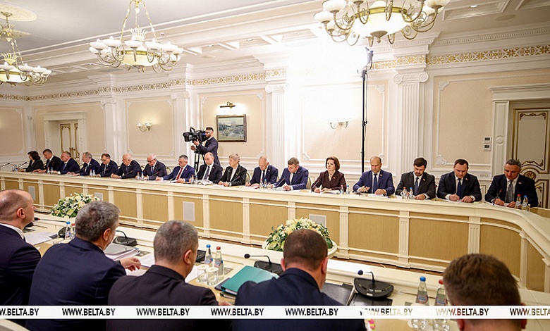 "Пока картина неоднозначная". Лукашенко о работе экономики в 2025 году