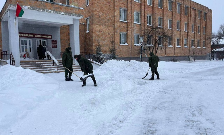 Военнослужащие помогают в расчистке снега в Лунинце 