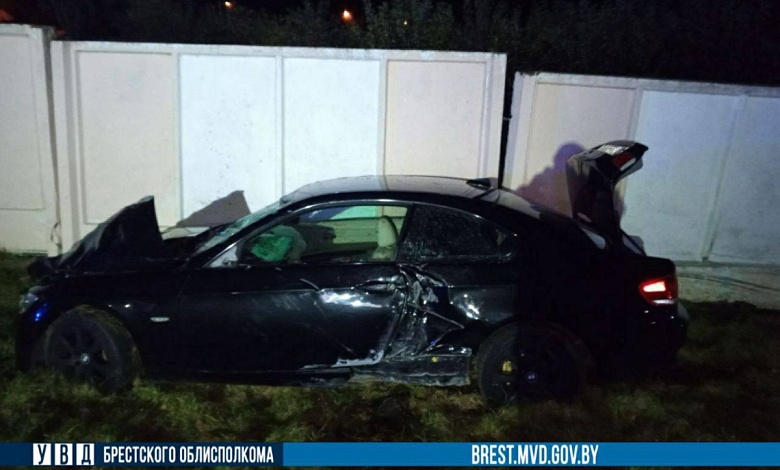 Пьяный бесправник на «BMW» врезался в бетонный забор. Погиб пассажир