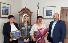 Вся трудовая жизнь на одном предприятии! В Микашевичах провожают работников на заслуженный отдых