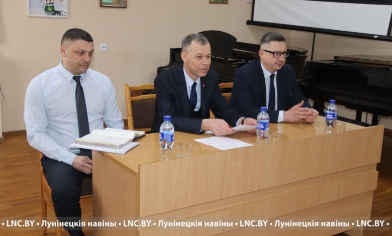 В Лунинце председатель районного Совета депутатов Владимир Ковалевич встретился с коллективом детской школы искусств