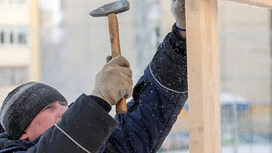 Как должны быть организованы работы на открытом воздухе в морозы, рассказали в Минтруда 