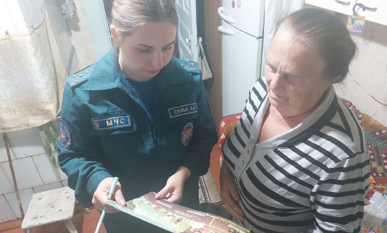 Спасатели идут по домам в Лунинце