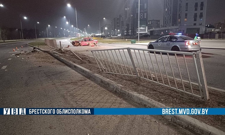 Занесло автомобиль. «Ford» снёс ограждение в Бресте