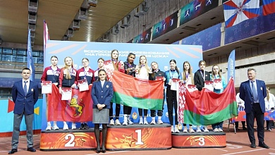 Команда Беларуси празднует победу на всероссийских соревнованиях по легкой атлетике в Москве 