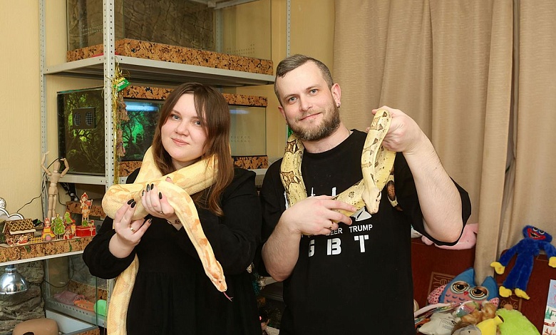 Семья содержит дома 29 ЗМЕЙ! | Все не просто так!