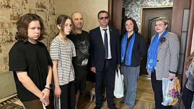 Депутат Эдуард Северин поздравляет лунинчан