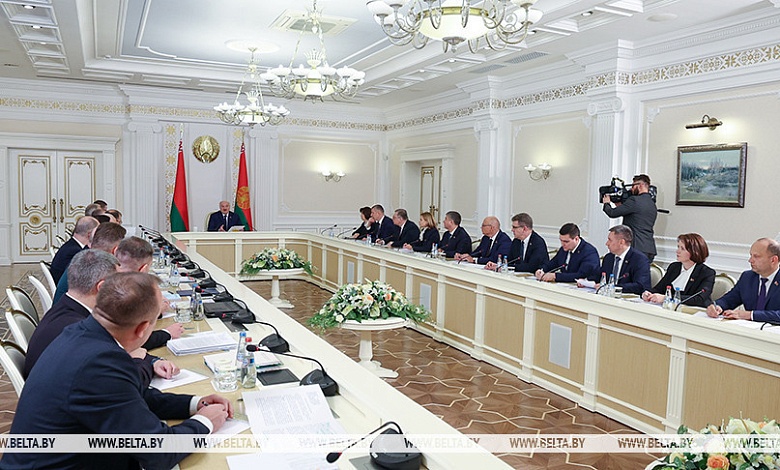 "Прекратите ходить сюда за деньгами!" Лукашенко - чиновникам насчет просьб о господдержке 