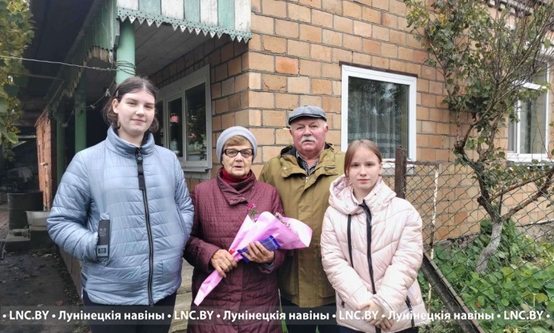 В Лунинце прошла акция «Не забудь поздравить маму!»