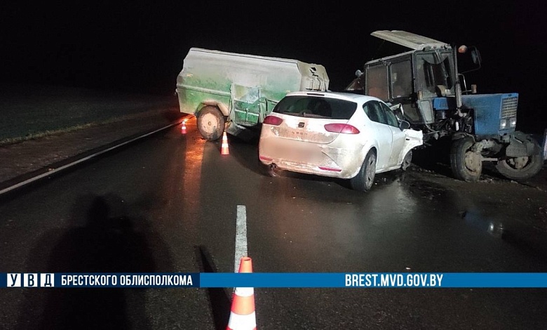 В Брестской области автомобиль врезался в трактор