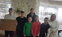 Подарок получили воспитанники детского дома семейного типа в Микашевичах