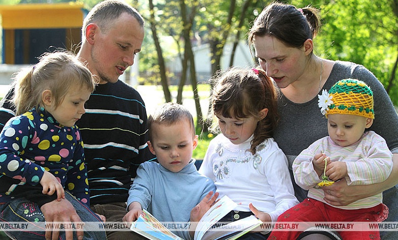 Лукашенко: нужно выработать эффективную систему поддержки семей, чтобы помощь шла именно на детей
