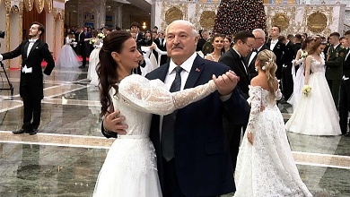 Лукашенко ТАНЦУЕТ ВАЛЬС на балу во Дворце Независимости!