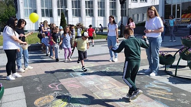 В Микашевичах дети играли в классики (фоторепортаж)