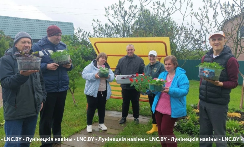 Ребята из клуба "САМИ" в Микашевичах создают красоту для города и себя