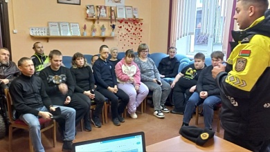 Безопасность прежде всего! В Лунинецком ТЦСОН провели встречу с сотрудником ГАИ