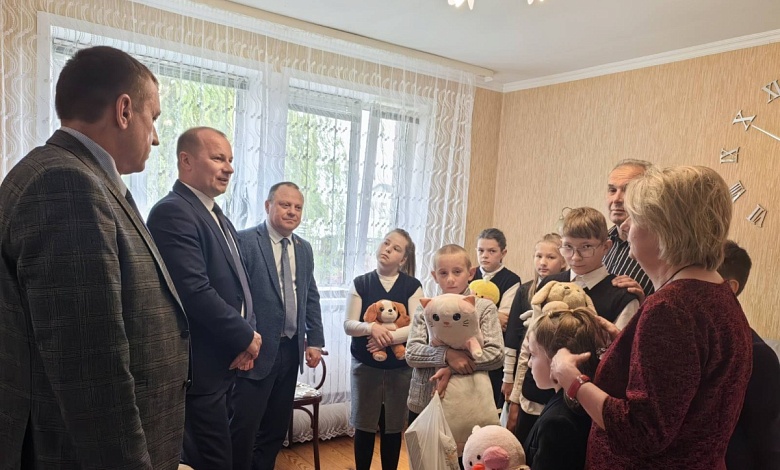 С подарками в дом семейного типа приехали руководитель Лунинецкого района и сенатор 