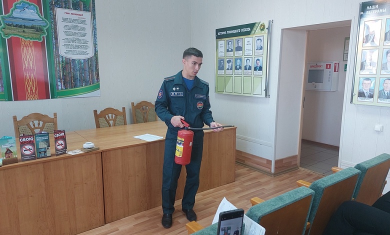 Сотрудники МЧС проводят встречи в трудовых коллективах Лунинецкого района