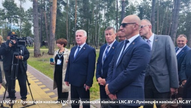 Министр ЖКХ осмотрел парк города Микашевичи