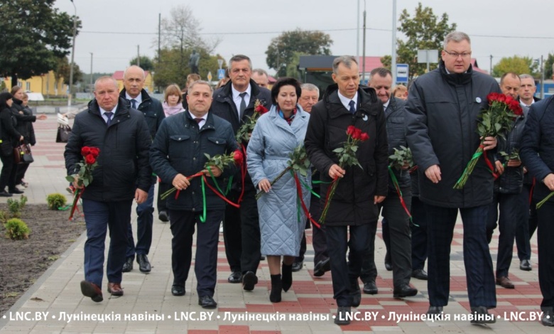 Депутаты Брестчины возложили цветы к Братской могиле в Микашевичах