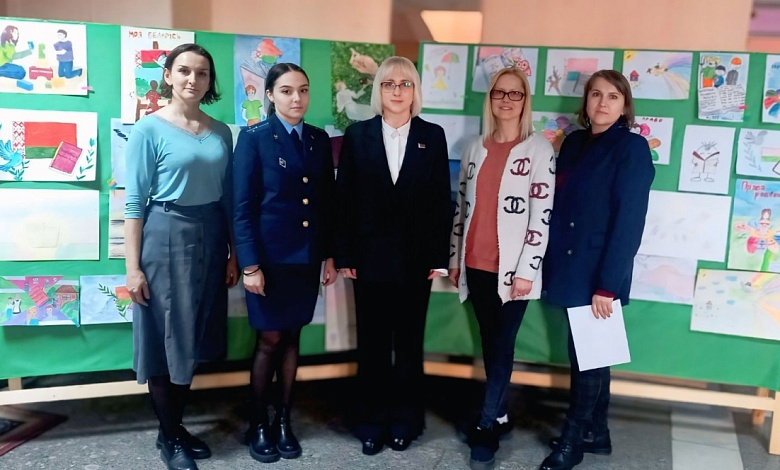 В Лунинце подведены итоги районного конкурса детских рисунков "Конституция глазами детей"