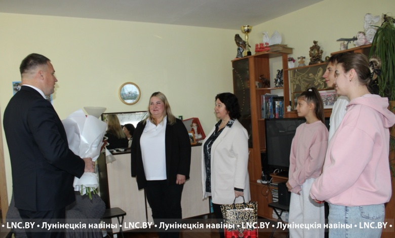 Поздравления в свой адрес принимает родитель-воспитатель детского дома семейного типа в Микашевичах