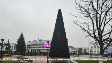 Новые украшения и 22 метра красоты. В Лунинце и Микашевичах готовятся к Новому году