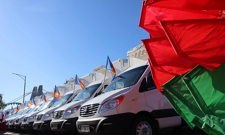 Учреждениям образования Брестской области вручили ключи от новых автобусов и автомобилей