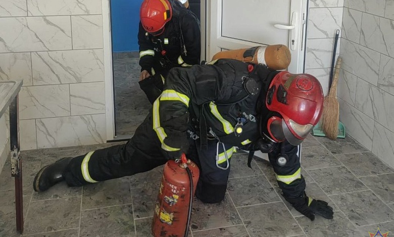 Учебную эвакуацию жильцов провели из общежития в Микашевичах 