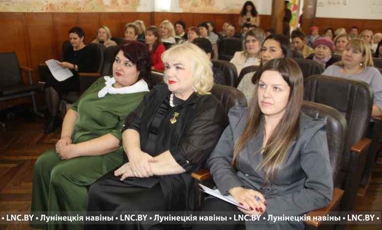 Мам с праздником поздравили представители общественных организаций Лунинецкого района