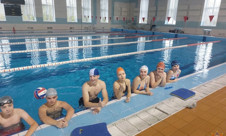 Навыки плавания. Спасатели проводят занятия в Лунинце 