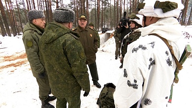  Лукашенко на полигоне: Как настроение у ребят? И девчонки тут? // Внезапная проверка