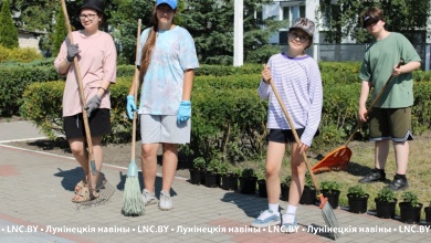 В Год благоустройства первые шаги к трудовой жизни сделали гимназисты из Микашевичей