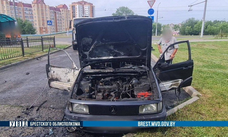 В Бресте загорелся автомобиль во время движения 