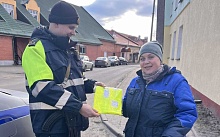 Сотрудники ГАИ продолжают раздавать фликеры