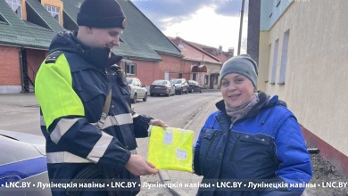 Сотрудники ГАИ продолжают раздавать фликеры