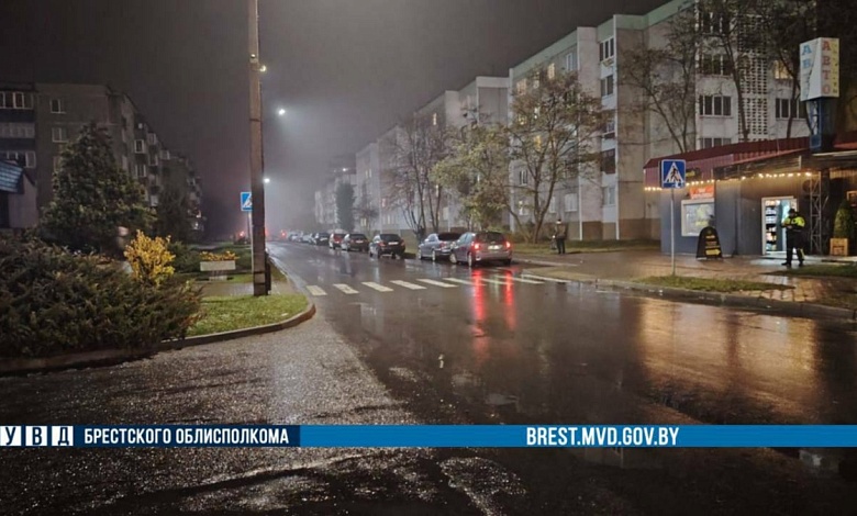 В Кобрине автомобиль на переходе сбил женщину