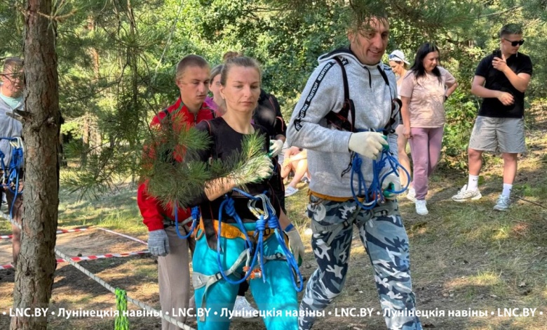 Туристическую полосу препятствий проходят участники соревнований "Прибужье-2025"