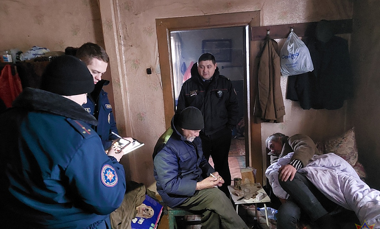 Спасатели в Микашевичах заглянули к жителям, которые злоупотребляют спиртным 