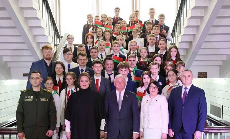 Юным лунинчанкам вручили первые паспорта в Бресте