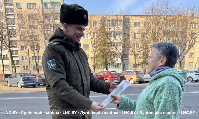 Военные поздравляли женщин с 8 марта на улицах Лунинца