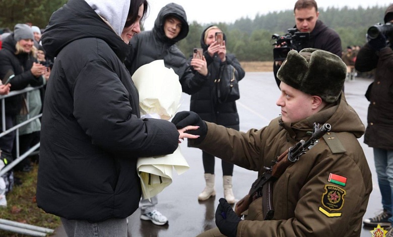Очень трогательно! Новобранец принял Военную присягу и сделал предложение девушке