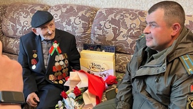 "Аэродромщики" поздравили ветерана в Лунинце