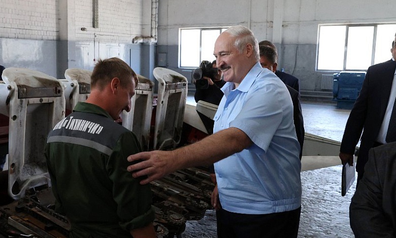 "Готовы ехать и специалисты высокой квалификации". Как Лукашенко сделал агрогородки белорусским ноу-хау