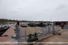 "Мужики, ну очень надо на другой берег!" Переправа через Припять, которая объединяет два района