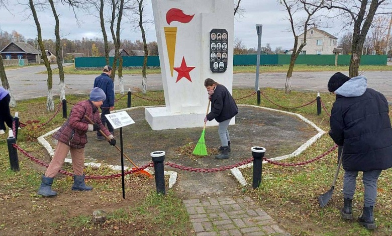 В Синкевичах навели порядок у памятника комсомольцам-подпольщикам в рамках акции «Дорога к обелиску»